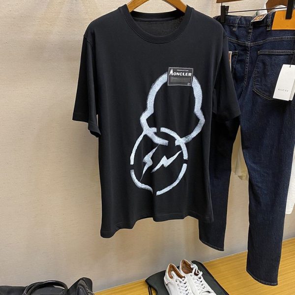 ★日本!!人気！モンクレールジーニアス 偽物【7 モンクレール FRAGMENT藤沢ヒロシ】Fragment スプレーロゴTシャツ mog49509