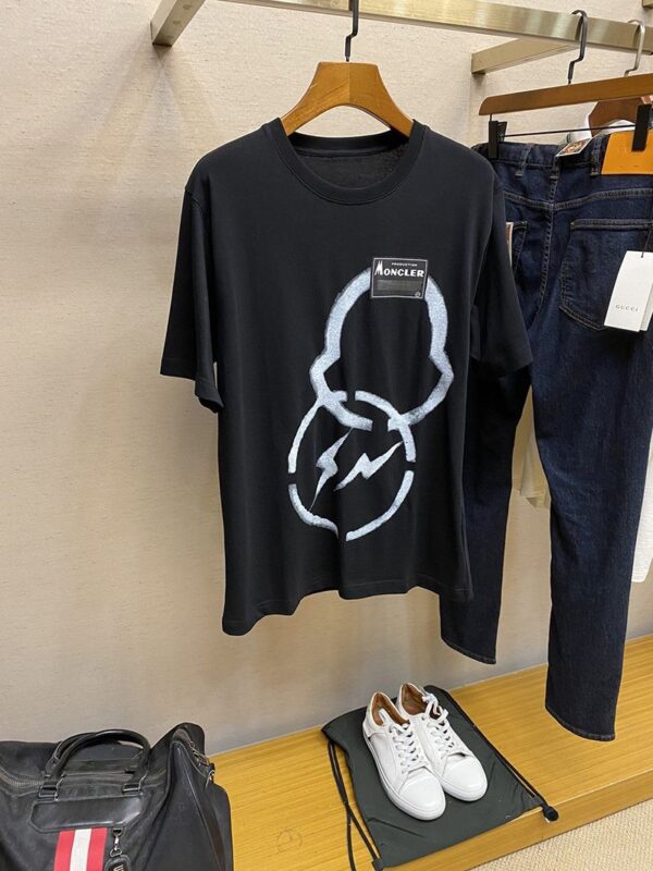 ★日本!!人気！モンクレールジーニアス 偽物【7 モンクレール FRAGMENT藤沢ヒロシ】Fragment スプレーロゴTシャツ mog49509