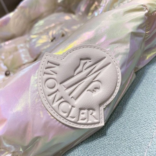 可愛い モンクレール 偽物 光沢ナイロン フード付 ダウン mod13097