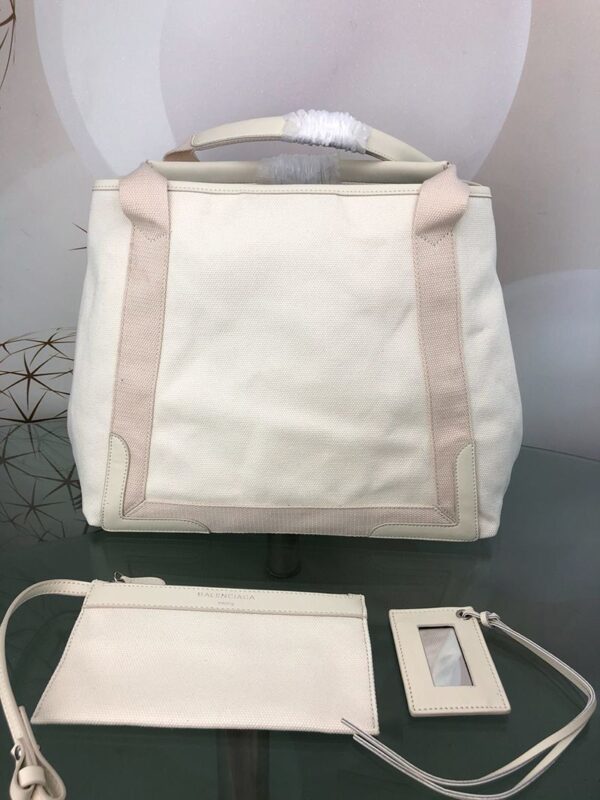 超希少！バレンシアガ ネイビーカバ 偽物 M マザーズバッグにも ベージュ 3399332HH3N2762