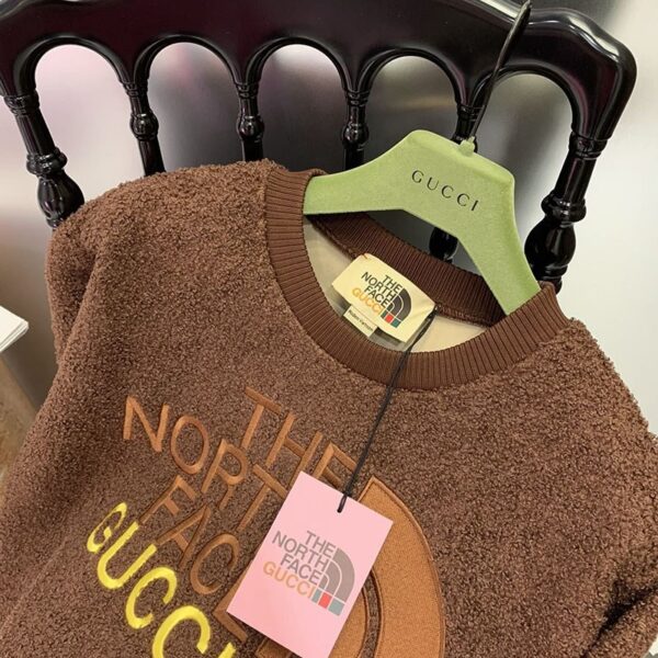大人気！グッチ x ノースフェイス 偽物 ★ロゴフェイクファースエット プルオーバー Nod66918
