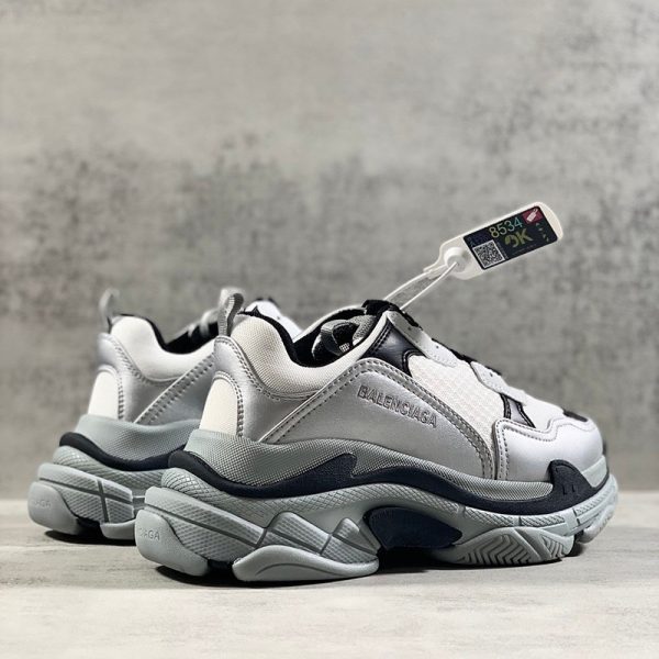 希少色 バレンシアガ Triple S スニーカー 偽物 トリプルソール baw62267