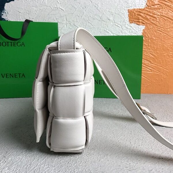 欲しい♡超限定♪ボッテガヴェネタ パデッドカセット スーパーコピー ショルダーバッグ シルバー仕上げ boj78120