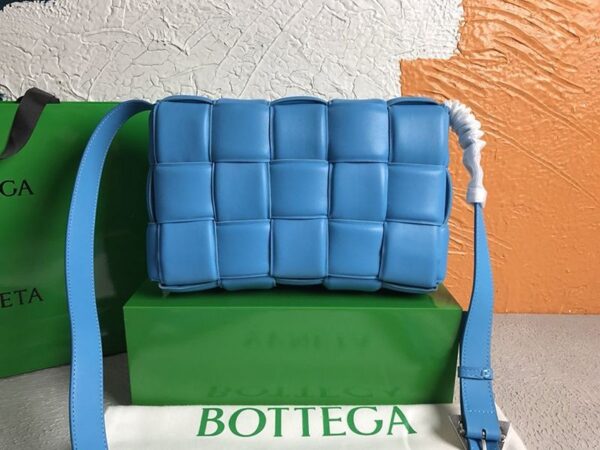 希少色ボッテガヴェネタ パデットカセット コピー ショルダーバッグ ブルー bou77826