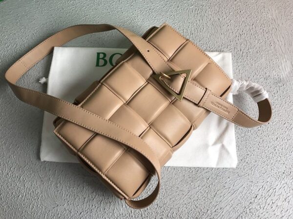 入手困難ボッテガヴェネタ パデットカセット 偽物 ショルダーバッグ アーモンド 591970VCQR12700