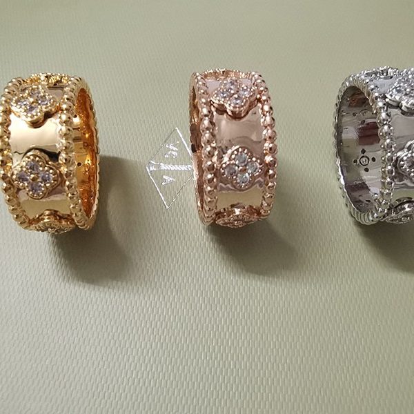 【限定カラー】【ヴァンクリーフ&アーペル】ペルレ クローバー リング ミディアム VCARO9LO00