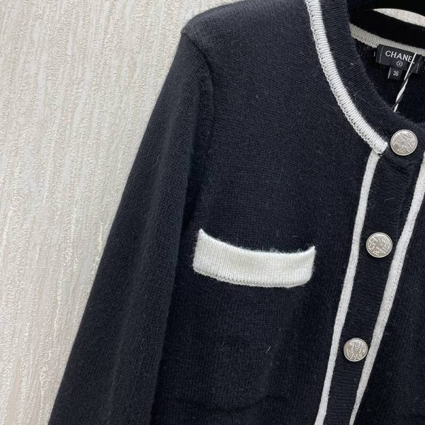 世界中で大人気♪《21AW》シャネル カーディガン 偽物ボタン COCO ロゴ shz15479