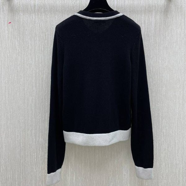 世界中で大人気♪《21AW》シャネル カーディガン 偽物ボタン COCO ロゴ shz15479