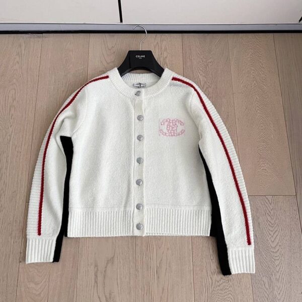 欲しい♡超限定♪《21AW》シャネル カーディガン 偽物ボタン COCO ロゴ shw14048