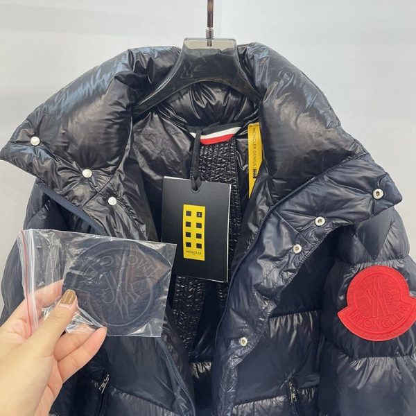 日本未入荷モンクレール 偽物 レッドロゴ ダウンジャケット mon95359