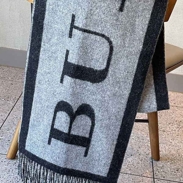 目を惹くカラーバーバリー リバーシブル ロゴジャカード カシミアスカーフ 偽物 Bao94404