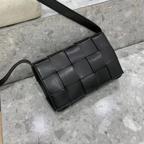 日本未入荷ボッテガヴェネタ カセット 偽物 クロスボディバッグ bol90713