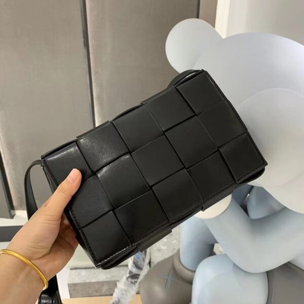 日本未入荷ボッテガヴェネタ カセット 偽物 クロスボディバッグ bol90713