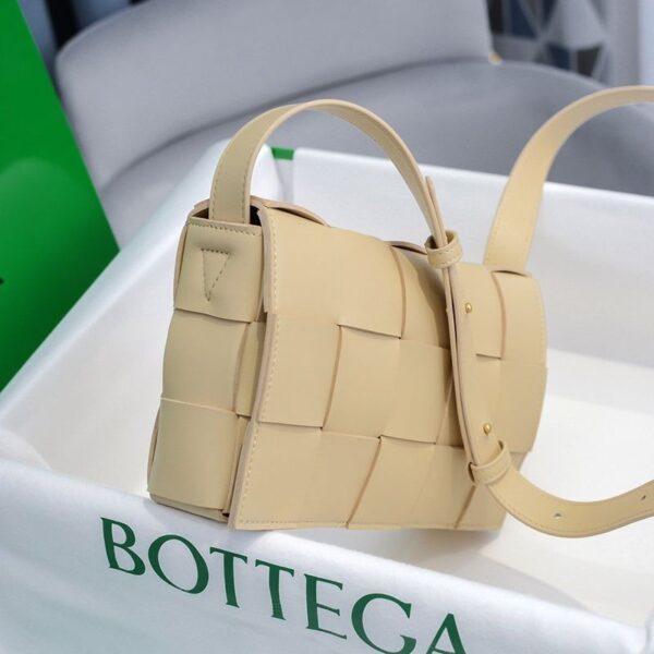 入手困難ボッテガヴェネタ カセット コピー クロスボディバッグ boa55057