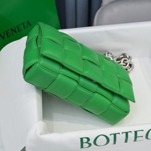 ★日本!!人気！ボッテガヴェネタ コピー ザチェーン カセット レザー製クロスボディバッグ boa49393