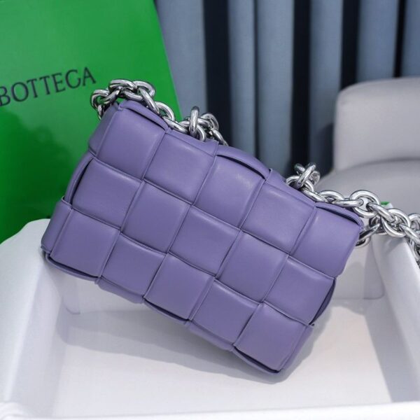 目を惹くカラーボッテガヴェネタ 偽物 ザチェーン カセット レザー製クロスボディバッグ bot33184