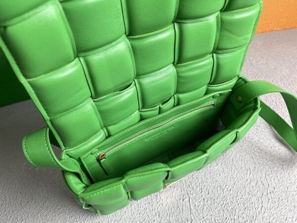 完売必至ボッテガヴェネタ コピー パデッド カセット レザー製クロスボディバッグ boh27653