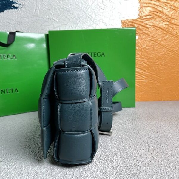 日本未入荷ボッテガヴェネタ パデッド カセット 偽物 レザー製クロスボディバッグ boa95690