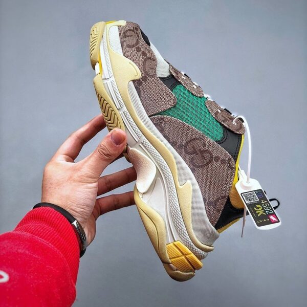 日本未入荷グッチ バレンシアガ 偽物 ザ ハッカー プロジェクト Triple S スニーカー 677193UMO209766