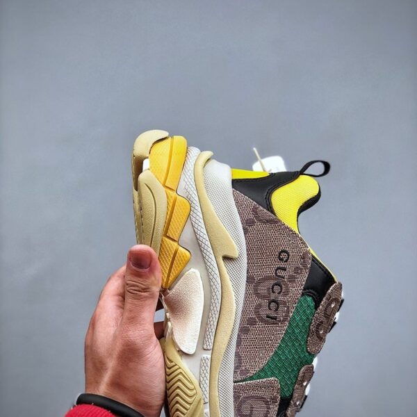 日本未入荷グッチ バレンシアガ 偽物 ザ ハッカー プロジェクト Triple S スニーカー 677193UMO209766