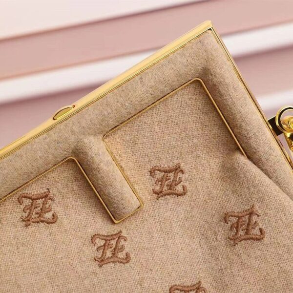 大人気！フェンディ ファースト 偽物 ミディアム ベージュフランネル バッグ 刺繍 8BP127AHNGF0J2D
