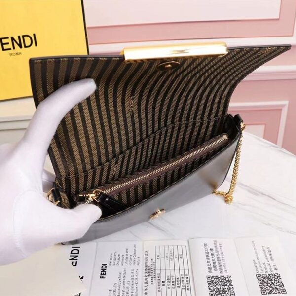 21-22AWフェンディ 偽物 財布内蔵ミニバッグ ポーチ付き ブラックレザー ミニバッグ 8BS032AHM0F0KUR