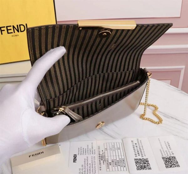 世界中で大人気♪フェンディ コピー 財布内蔵ミニバッグ ポーチ付き グレーレザー ミニバッグ 8BS032AHM0F1F1M