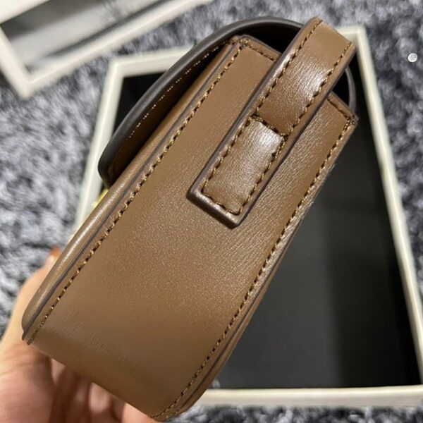 日本未入荷【セリーヌ ショルダーバッグ 偽物】トリオンフ ショルダーバッグ 茶色 Ces06930