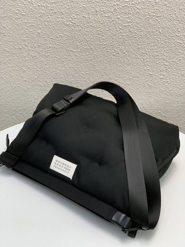 大人気!!新色メゾンマルジェラ グラムスラム 偽物 フラップ チェーンバッグ Mae79504
