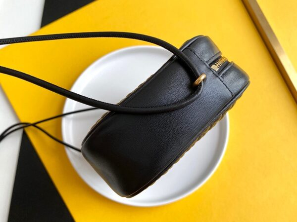 21AW新作関税込☆サンローラン ショルダーバッグ 偽物☆ヴィンテージ カメラバッグ ラムスキン 6489901EL076805