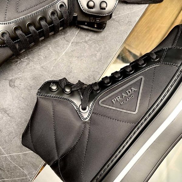 定番プラダ マクロ コピー Re Nylon xブラッシュドレザー ハイトップスニーカー puv13010