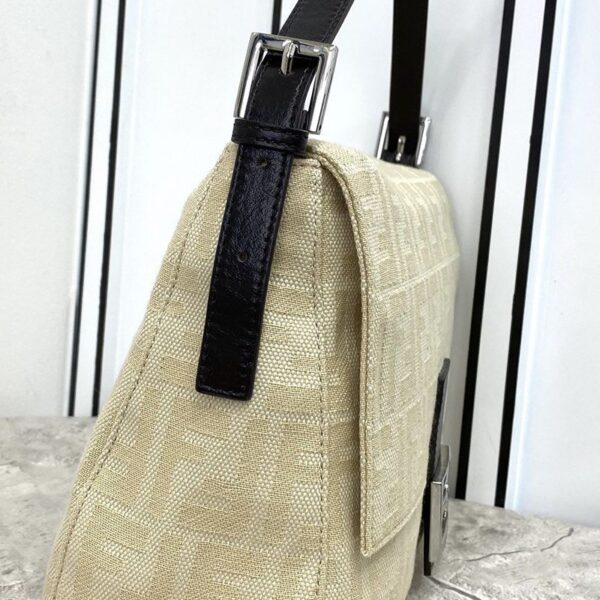 日本未入荷フェンディ 偽物 アンダーアームバッグ fee67941
