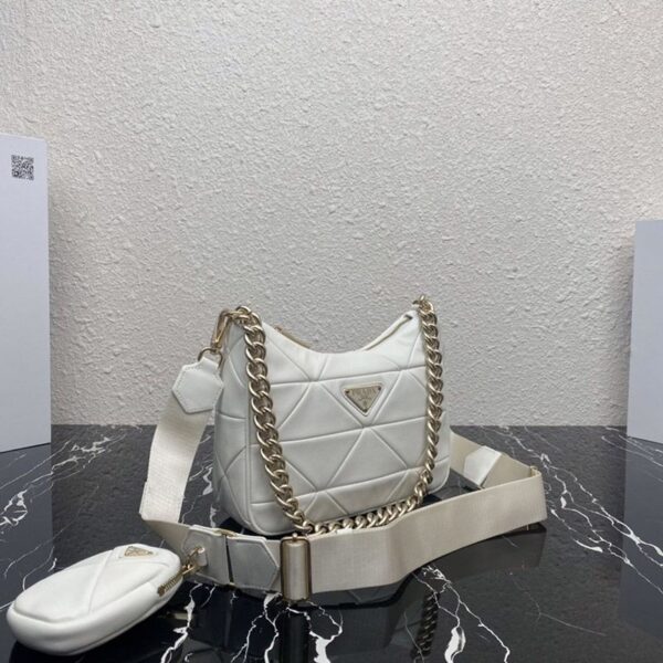 大人気!!新色プラダ 偽物トライアングルロゴ付き シープファー ショルダーバッグ pur05387