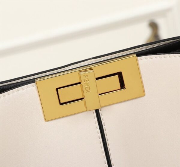 《大人気》フェンディ ピーカブー アイシーユー コピー レザー バッグ few66475