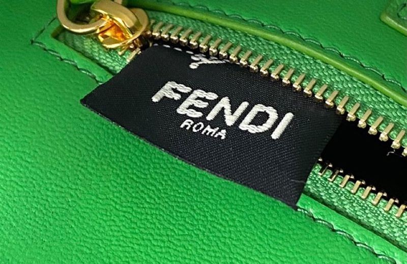 希少色フェンディ 偽物 ピーカブー ミニ レザー バッグ fer24035