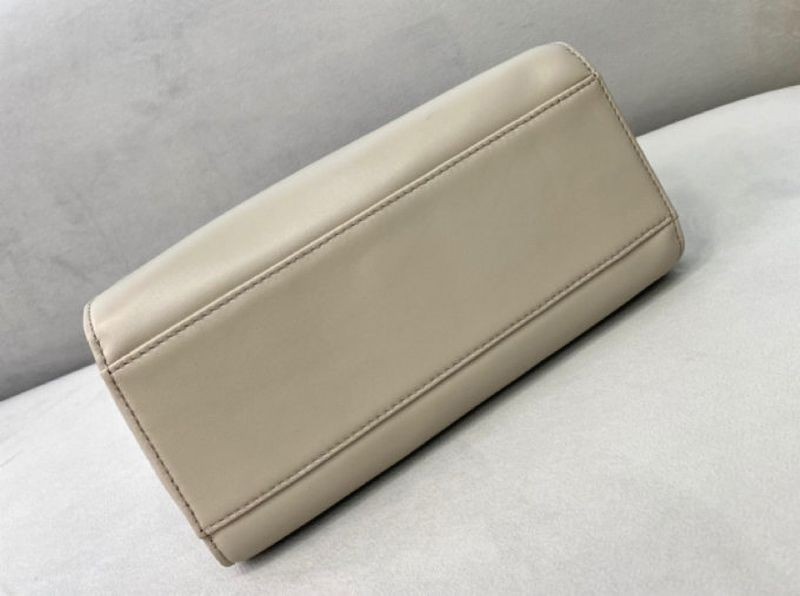 秋冬新作フェンディ 偽物 ピーカブー ミニ レザー バッグ feq73977