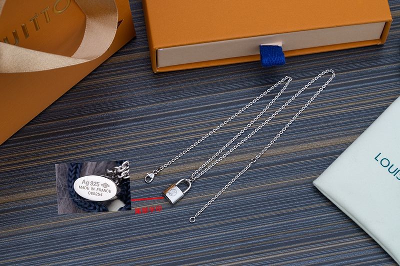 【日本未発売】ルイヴィトン パンダンティフ 偽物 シルバーロックイット ネックレス Q93559