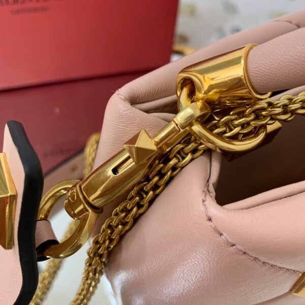 ＊関税込み ヴァレンティノ ハンドバッグ コピー ROMAN STUD QUILTED Vuy42021
