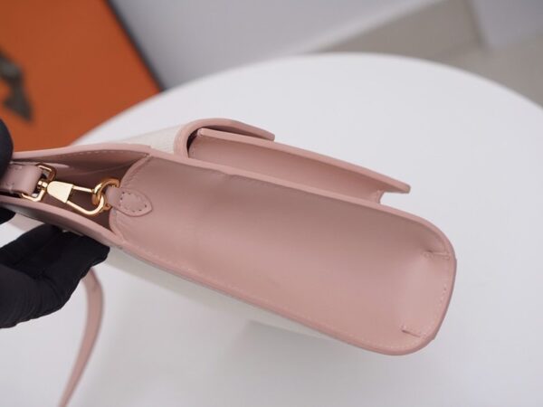 大人気!!新色【バーバリー ポケットバッグ 偽物】ミニ ツートン キャンバス＆レザー Bax29650