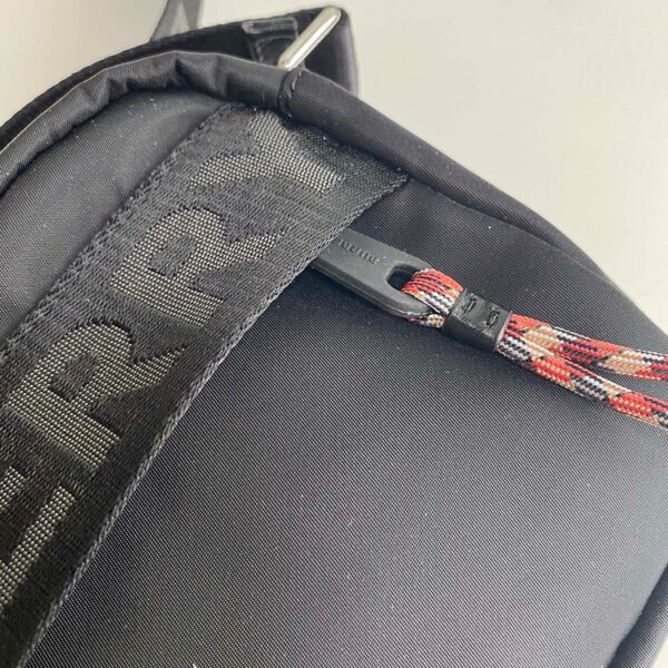 日本未入荷バーバリー ショルダーバッグ コピーロゴ ディテール クロスボディ バッグ 80256691
