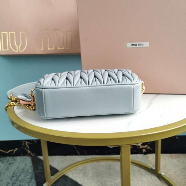 セール新作ミュウミュウ マトラッセ 偽物 レザー クロスボディバッグ myo68503