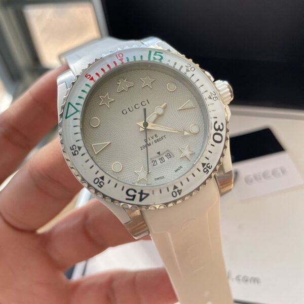 ★SALE！人気のデザイン★グッチ ダイヴ メンズウォッチ 偽物 40mm 2色 YA136221