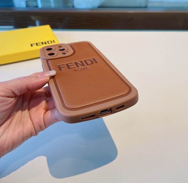 最安値挑戦 フェンディ iPhone 13/12/11/ Pro ケース スマートフォンケース 偽物 fek21165
