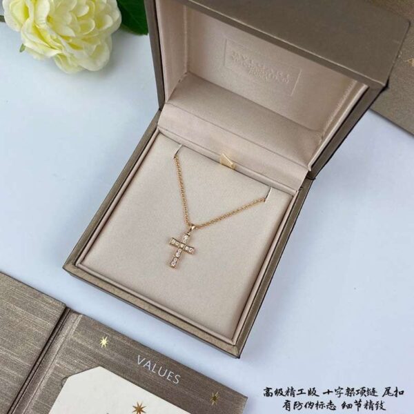 大人気!!新色ブルガリ クロス ネックレス 偽物 Vゴールド超限定♪ Bul06007