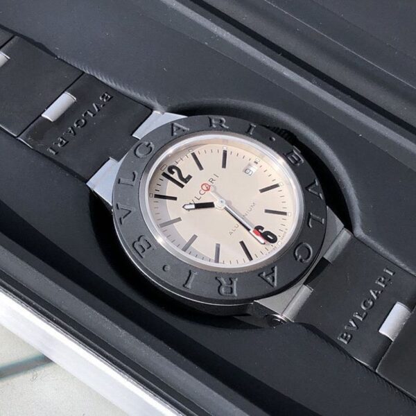 大人気♪女子が選ぶ♪ブルガリ 時計 アルミニウムウォッチ コピー 39mm 3色 Bum73565