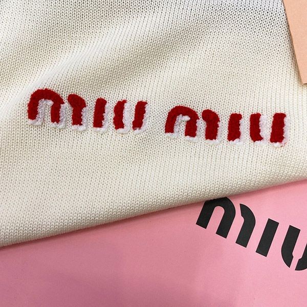 入手困難ミュウミュウ 刺繍入りTシャツ 偽物 コットン myn17950