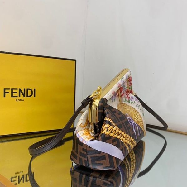 早い者勝ち♡フェンディ ヴェルサーチェ 偽物フェンダーチェ コラボ ショルダーバッグ fey97423