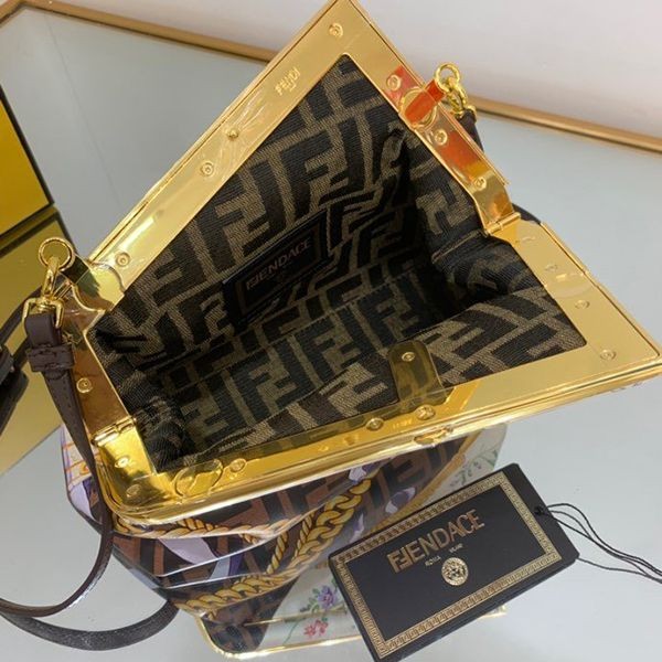 早い者勝ち♡フェンディ ヴェルサーチェ 偽物フェンダーチェ コラボ ショルダーバッグ fey97423