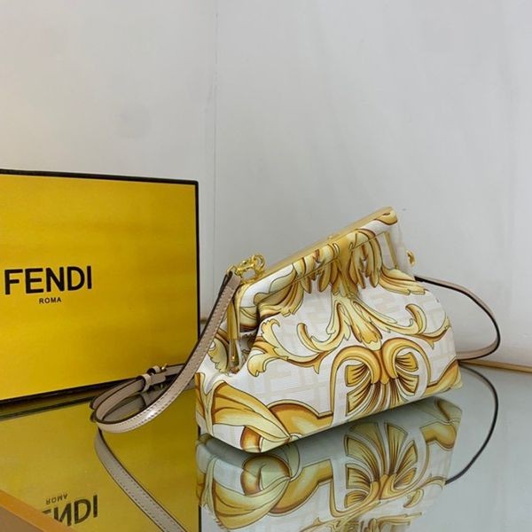 フェンディ ヴェルサーチェ 激安フェンダーチェ コラボ ショルダーバッグ feu08979