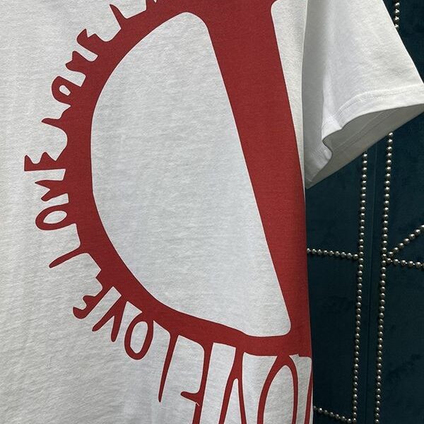 入手困難 ヴァレンティノ 可愛いTシャツ スーパーコピー Vuj62145
